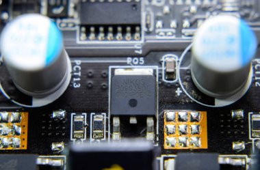 Elektrik bileşenleri olan elektronik bir tahta. Bilgisayar donanımının elektroniği