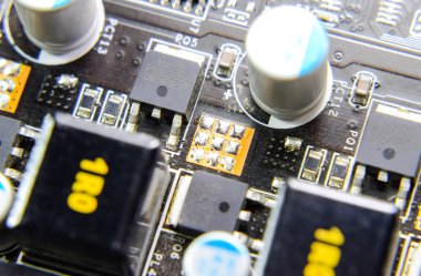 Elektrik bileşenleri olan elektronik bir tahta. Bilgisayar donanımının elektroniği
