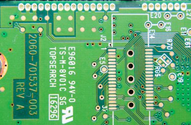 Elektrik bileşenleri olan elektronik bir tahta. Bilgisayar donanımının elektroniği