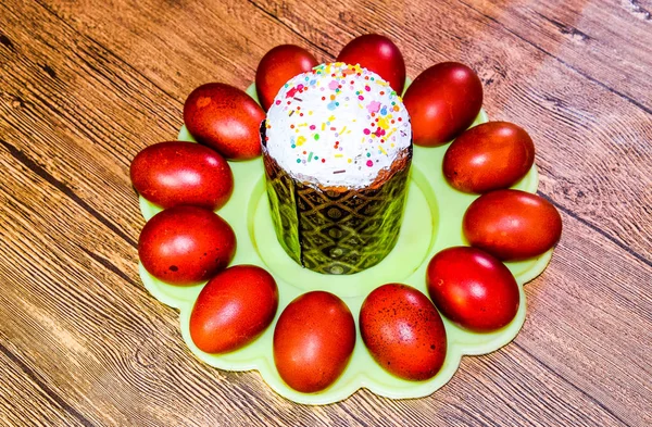 复活节蛋糕和彩绘红色复活节彩蛋。复活节餐桌上的食物. — 图库照片