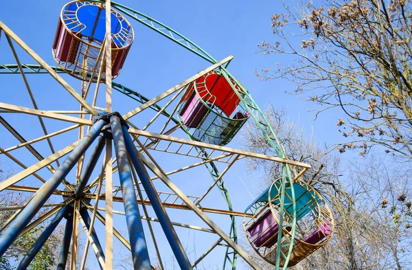 Roda gigante. Roda gigante no parque da cidade . — Fotografia de Stock