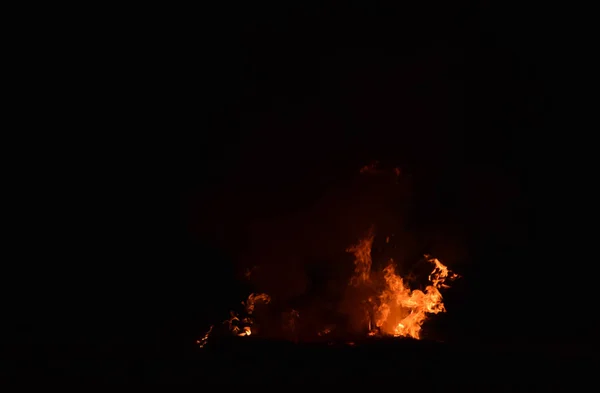 Verbrennen von Reisstroh in der Nacht. — Stockfoto