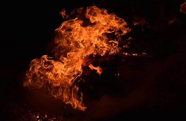 Verbranden van rijst-stro bij nacht. — Stockfoto