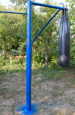 Bahçede açık havada bir kum torbası ile ev yapımı bar.