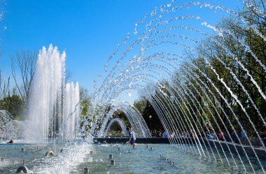 Krasnodar şehir şehir çeşme. İnsanlar çeşmenin yürüyor. Su sıçraması.