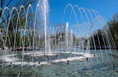 Krasnodar şehir şehir çeşme. İnsanlar çeşmenin yürüyor. Su sıçraması.