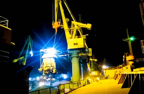 Puerto marítimo industrial por la noche. La rotación del coche con grano —  Fotos de Stock