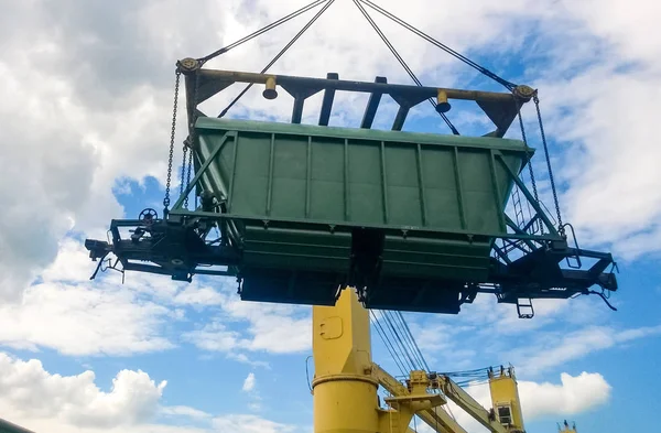 Porto marítimo industrial. A rotação do carro com grãos usando um guindaste de torre — Fotografia de Stock