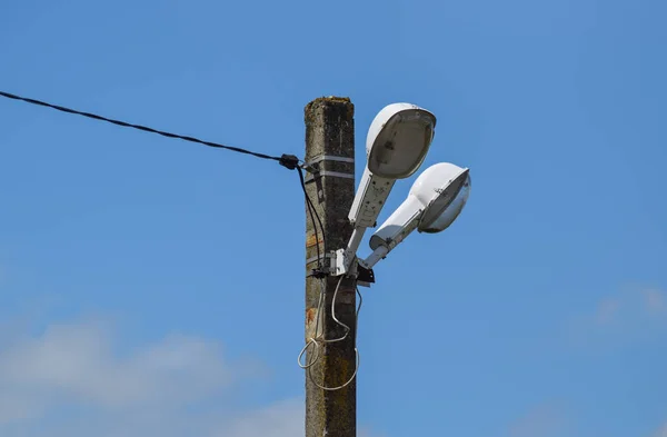 Laternen an der Stange. eine Säule der Stromleitung mit Beleuchtungskörpern — Stockfoto