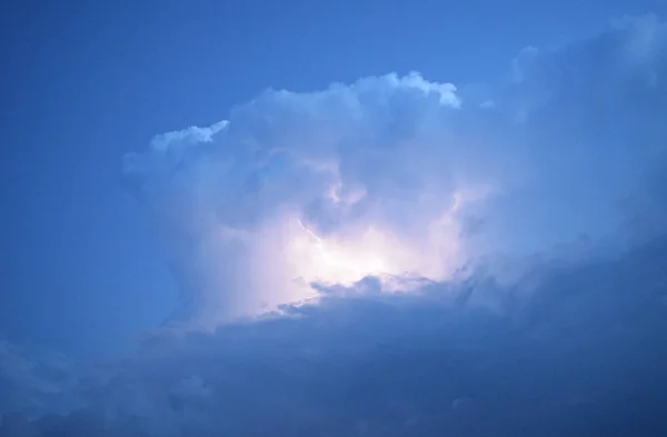 Relâmpagos em nuvens de tempestade — Fotografia de Stock