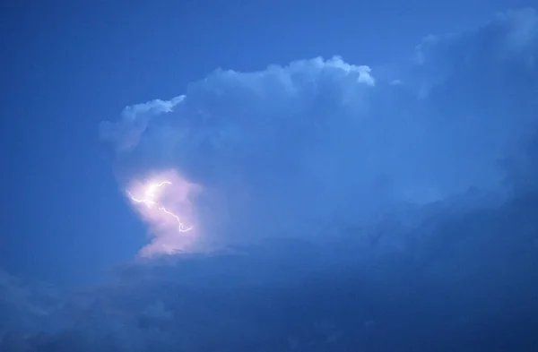 Relâmpagos em nuvens de tempestade — Fotografia de Stock