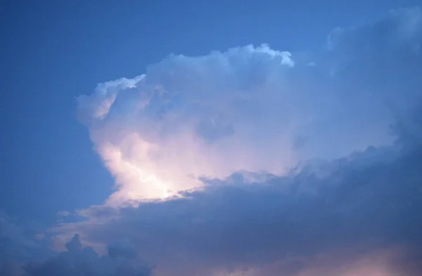 Relâmpagos em nuvens de tempestade — Fotografia de Stock