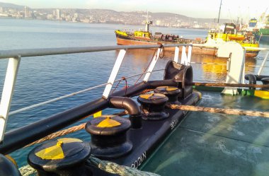 Baba bir endüstriyel seaport güvertelerde demirleme.