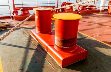 Baba bir endüstriyel seaport güvertelerde demirleme.