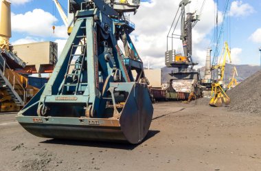 Kargo limanında istiridye kovası. Kömür yükleme kovası