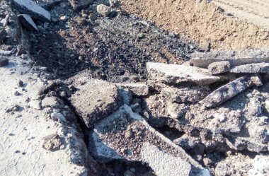 Yolda çukur. Asfalt kadar kazdık. Yol onarım.