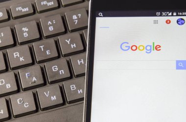 Smartphone Google arama sistemi üzerinde klavye arka plan ile. Google Yardımı ile bilgi bulma.
