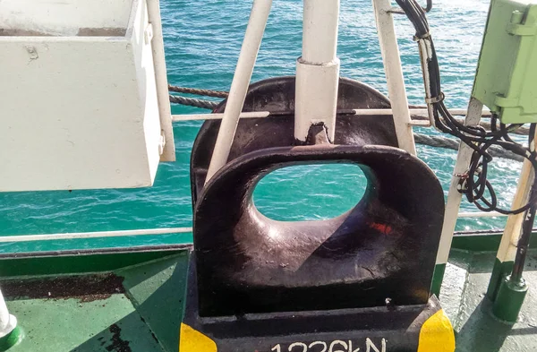 Baba bir endüstriyel seaport güvertelerde demirleme.