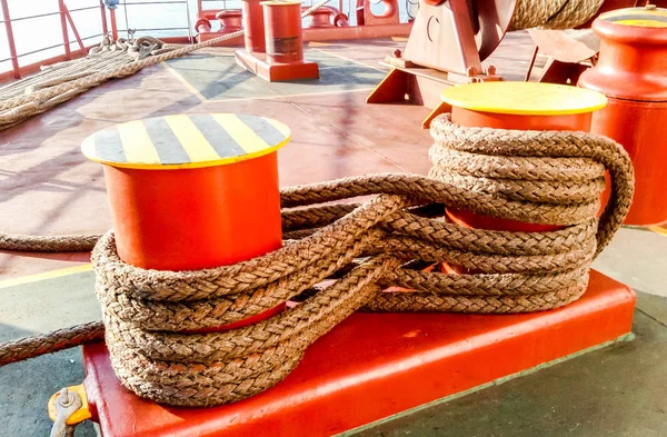 Baba bir endüstriyel seaport güvertelerde demirleme.