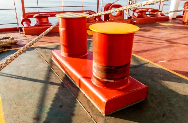 Baba bir endüstriyel seaport güvertelerde demirleme.