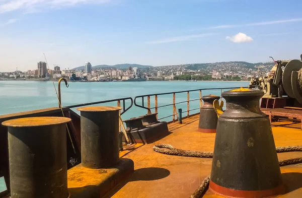 Pilona de amarre en las cubiertas de un puerto marítimo industrial . — Foto de Stock