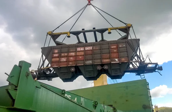 Port de mer industriel. La rotation du wagon avec du grain à l'aide d'un t — Photo