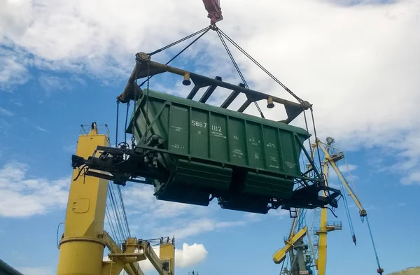 Puerto marítimo industrial. La rotación del coche con grano usando una t — Foto de Stock