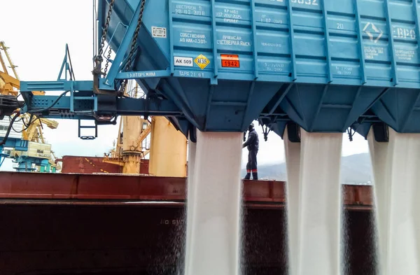 Корабль с селитрой в ливанском порту. Погрузка минеральных удобрений. Судно с селитрой. Погрузка удобрений. Судно с селитрой.