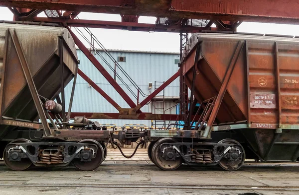 Frakt järnvägsvagnar i industriell hamn. Vagnar trattar. — Stockfoto