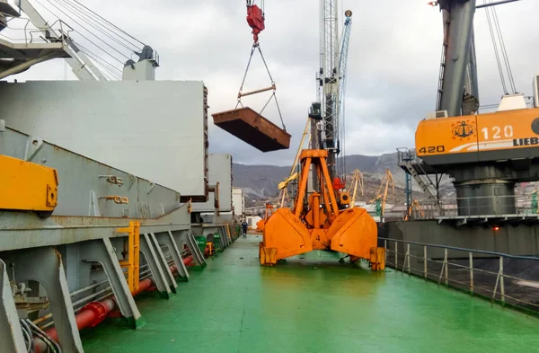 Large buckets for port loaders. Dreglayner, Hydraulic and cable — Stock Photo, Image