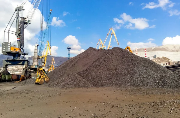 Купка антрациту вугілля в порту. Портові крани для завантаження вугілля — стокове фото