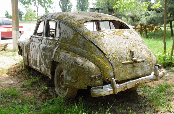 Antiguo coche soviético oxidado Victoria. Exposición rara — Foto de Stock