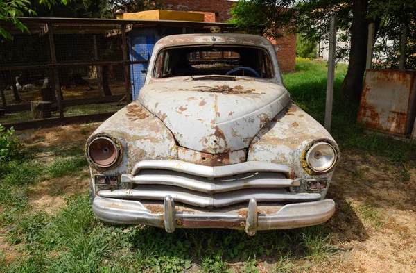 Antiguo coche soviético oxidado Victoria. Exposición rara — Foto de Stock