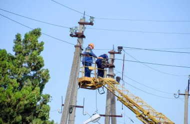 Elektrik güç hattı bir asansör ile onarmak. İş onarın. Geçerli elektrik tesisatı tamiri.