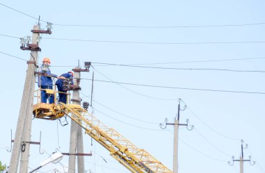 Elektrik güç hattı bir asansör ile onarmak. İş onarın. Geçerli elektrik tesisatı tamiri.
