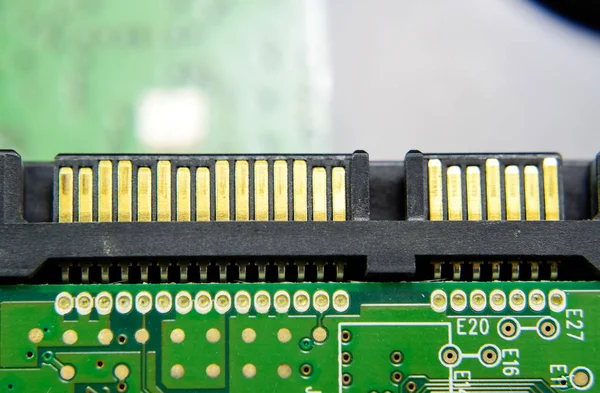 Sata conector de disco duro Tablero electrónico con componentes eléctricos. Electrónica de equipos informáticos —  Fotos de Stock