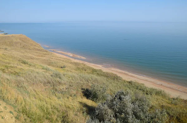 La costa collinare vicino al mare di Azov. Argilla rocce, una scogliera sulla riva — Foto Stock