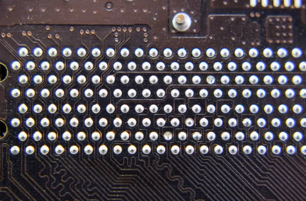 De keerzijde van de microboard. Contacten solderen. Gesoldeerd delen. Elektronisch bord met elektrische componenten. Elektronica van computerapparatuur — Stockfoto