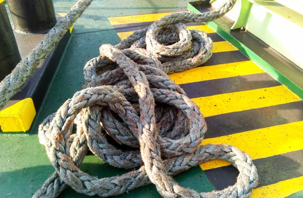 The sea rope on the deck of the ship — Stock Photo, Image