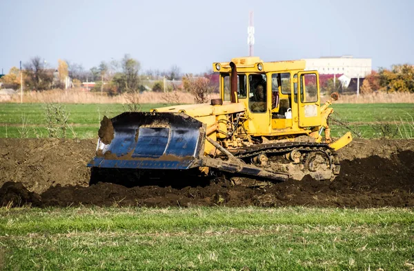 Zemin tesviye sarı traktör ile ekli grederom yapar.