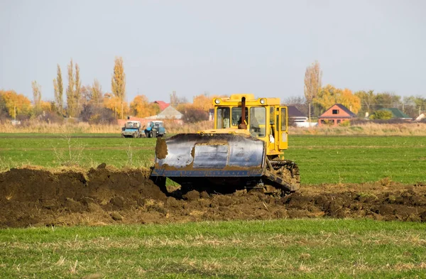 Zemin tesviye sarı traktör ile ekli grederom yapar.