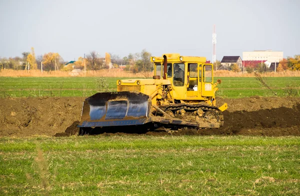 Zemin tesviye sarı traktör ile ekli grederom yapar.