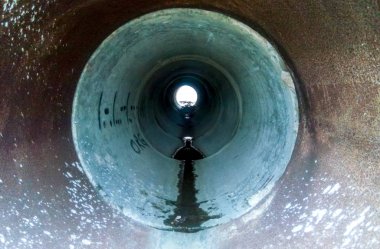 Yolun altındaki yağmur suyunu boşaltmak için tünel. Borudan bak.