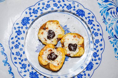 Elma süzme peynir ile pişmiş ve çikolata ve hindistan cevizi cips ile dekore.