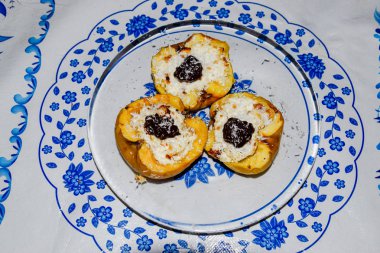 Elma süzme peynir ile pişmiş ve çikolata ve hindistan cevizi cips ile dekore.