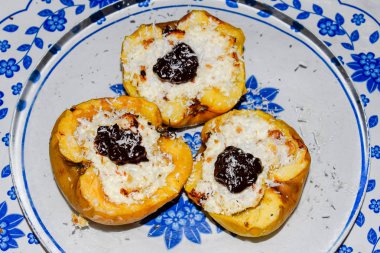 Elma süzme peynir ile pişmiş ve çikolata ve hindistan cevizi cips ile dekore.