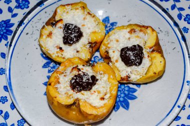 Elma süzme peynir ile pişmiş ve çikolata ve hindistan cevizi cips ile dekore.