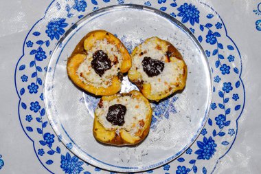 Elma süzme peynir ile pişmiş ve çikolata ve hindistan cevizi cips ile dekore.