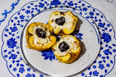 Elma süzme peynir ile pişmiş ve çikolata ve hindistan cevizi cips ile dekore.