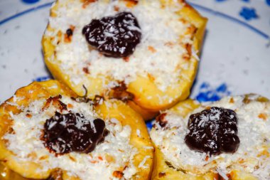 Elma süzme peynir ile pişmiş ve çikolata ve hindistan cevizi cips ile dekore.